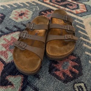 Birkenstock Tan Footbed Sandals size 35 in great condition